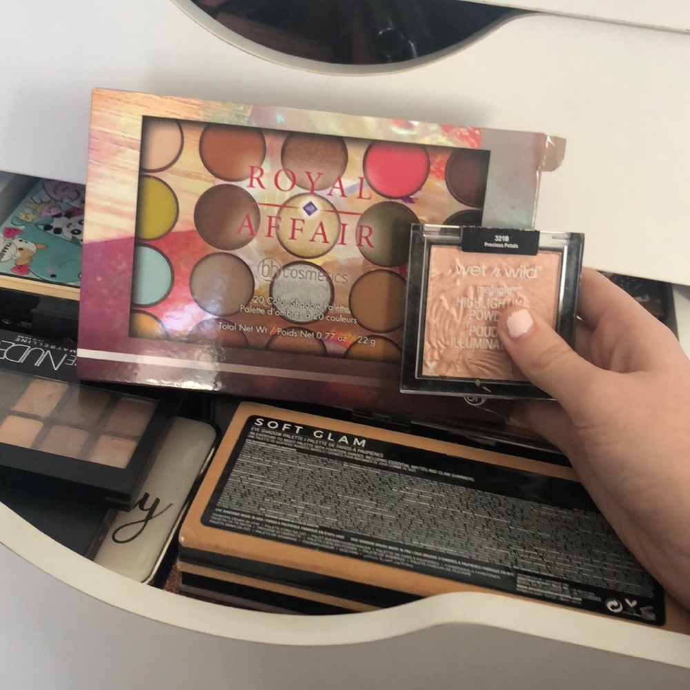 BH cosmetics pallet with box and WNW highlighter